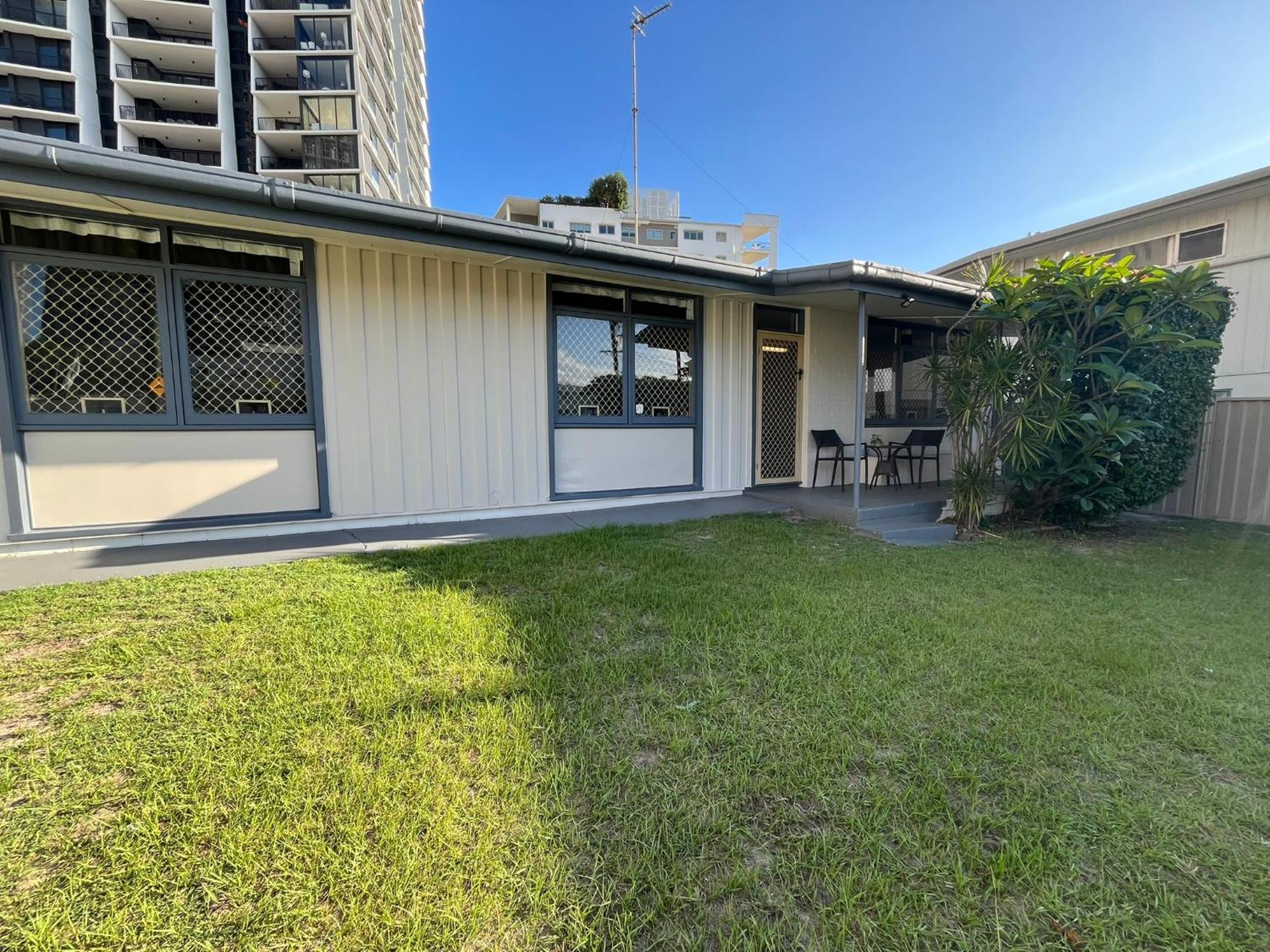 Tropicana Motel Gold Coast Exterior photo